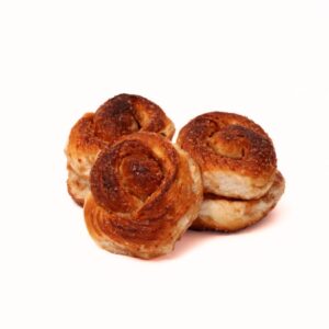 Bolussen gemaakt van witte melkbroodjes gerold in kaneel suiker van bakkerij floor van lieshout