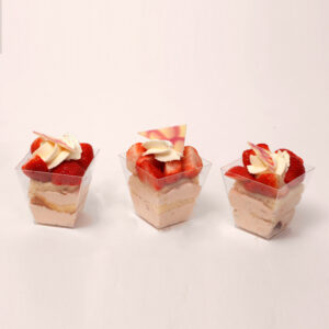 verse aardbeien in plastic cupje met cake en slagroombavaroise van bakkerij floor van lieshout