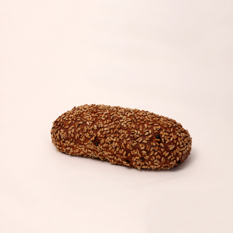 Gevuld desem meergranen brood met noten en rozijnen en afgewerkt met zonnebloempitten van bakkerij floor van lieshout