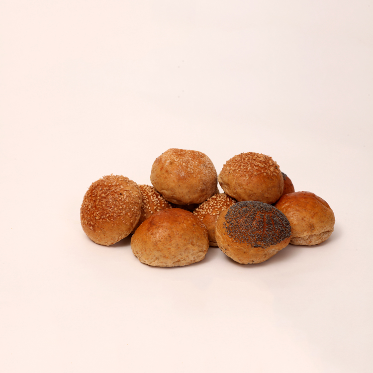 Bruine mini broodjes met sesamzaad havervlokken maanzaad en tarwevezels van bakkerij floor van lieshout