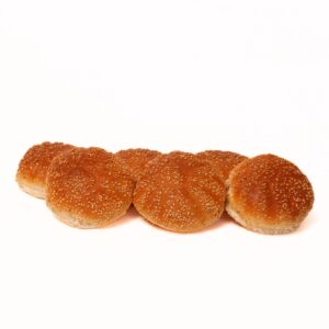Rond wit broodje met sesamzaadjes van bakkerij floor van lieshout