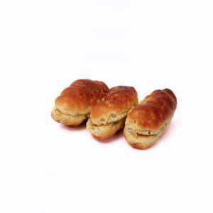 Vruchtenbrood gevuld met verse sucade door de puntbroodjes heen van bakkerij floor van lieshout