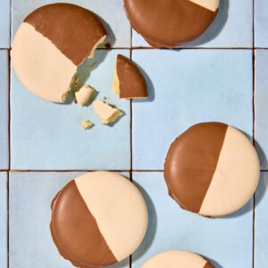 Witte eierkoeken met chocolade